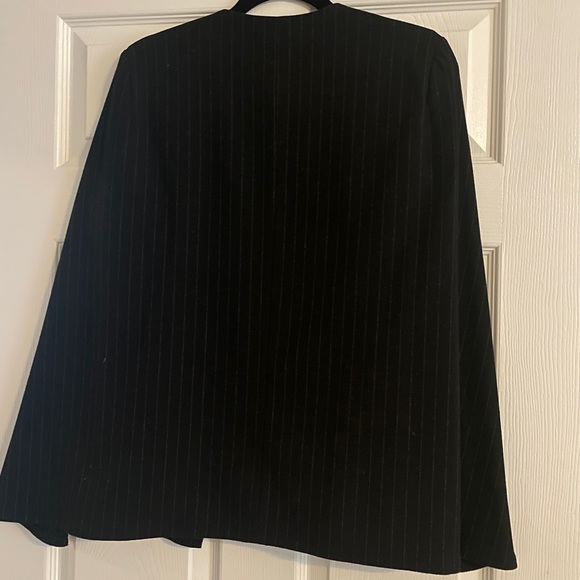 Sabié black pinstripe cape with pockets size large - Picture 8 of 10